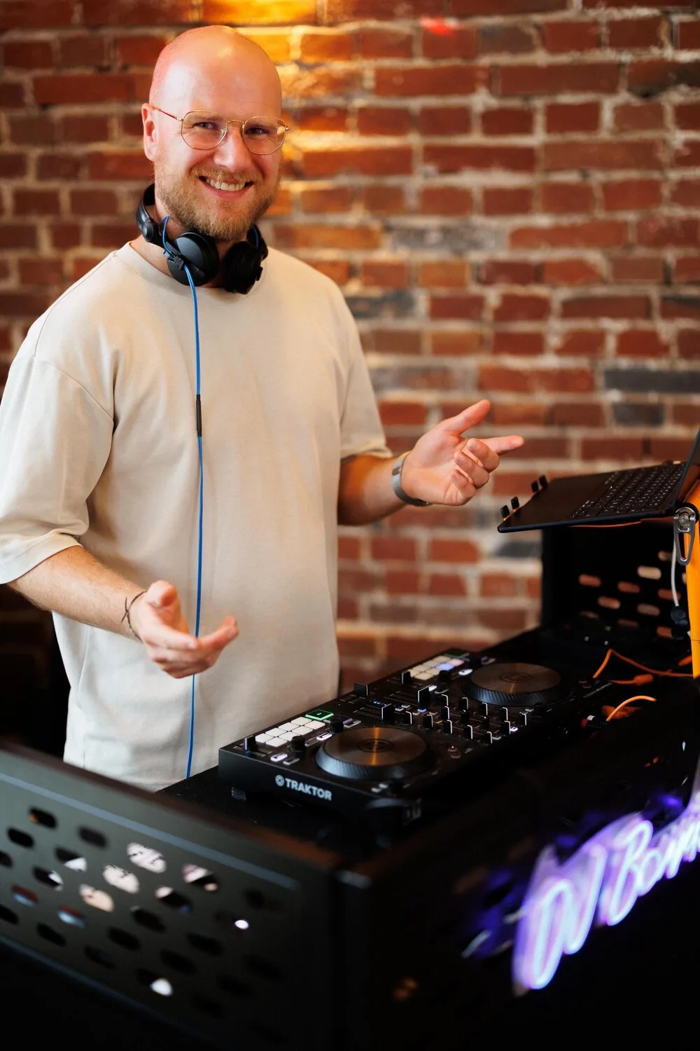 DJ Borris am DJ-Pult