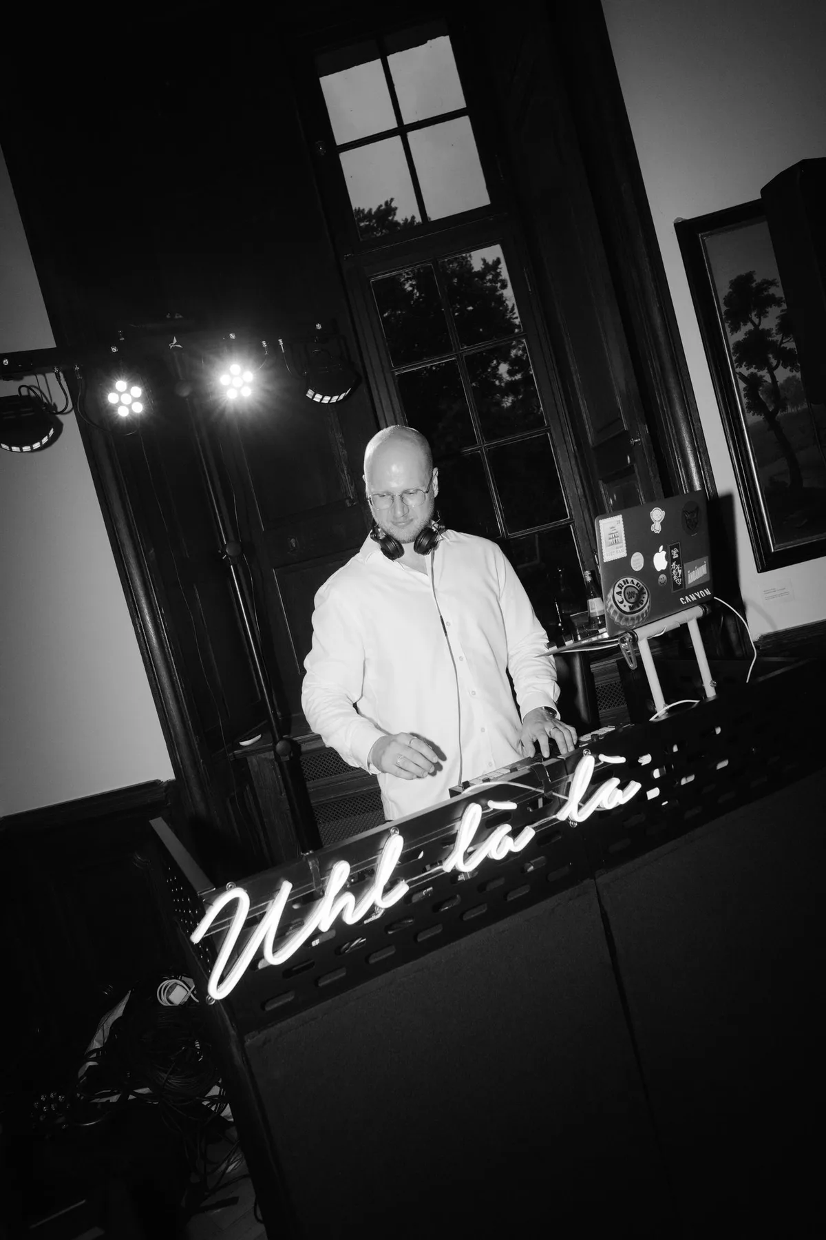 DJ Borris am DJ-Pult in stilvoller, eleganter Atmosphäre