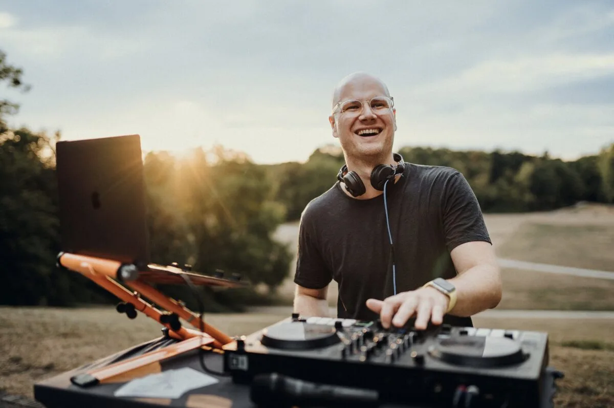 DJ Borris an den Decks bei Sonnenuntergang