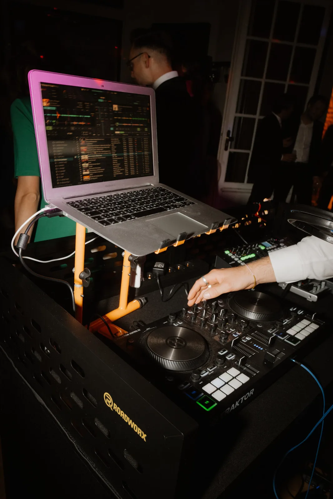 DJ Borris am DJ-Pult