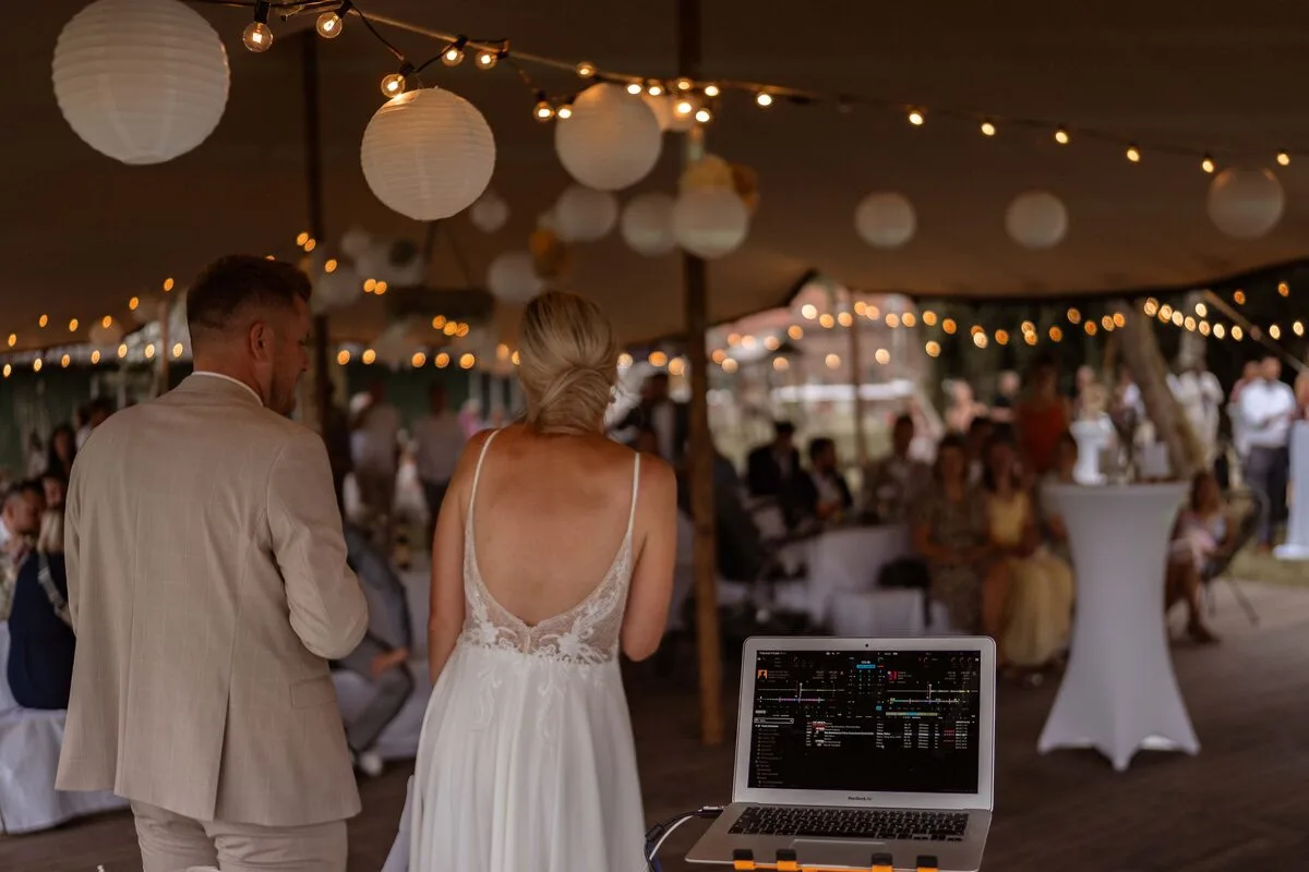 Brautpaar am DJ-Pult