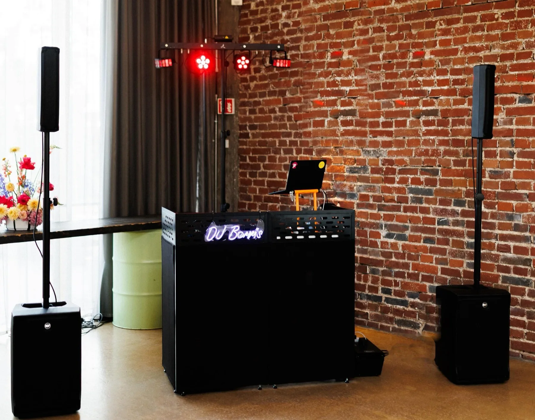 DJ-Setup von DJ Borris mit Musikanlage, DJ-Pult und Lichttechnik